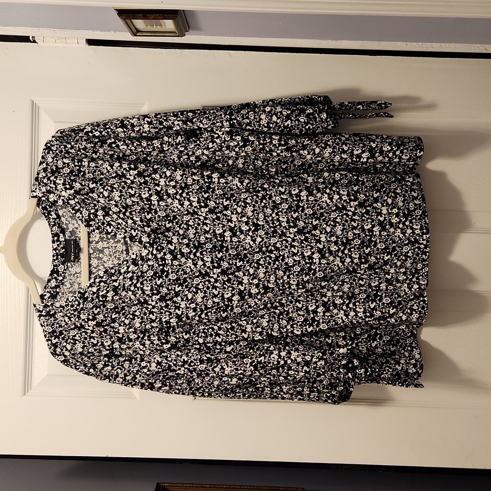 Jones New York black and white blouse